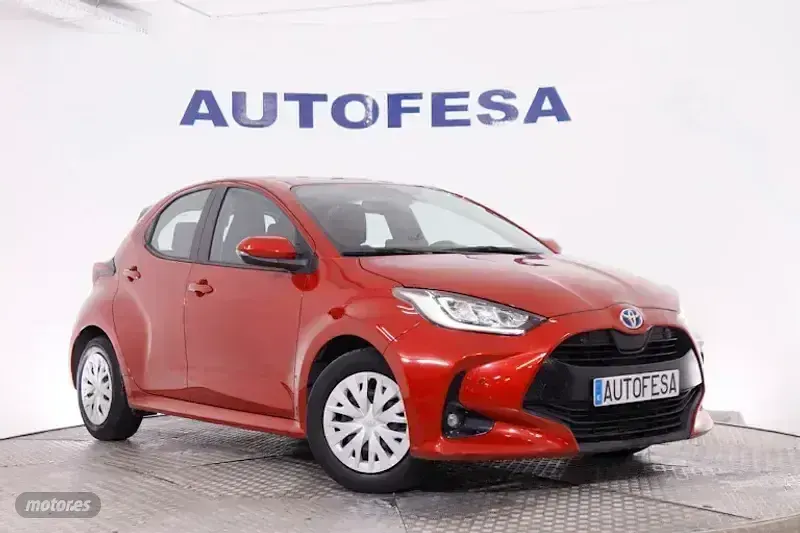 Usado Toyota Yaris Active 116 CV (85 kW) 2023 Rojo Utilitario