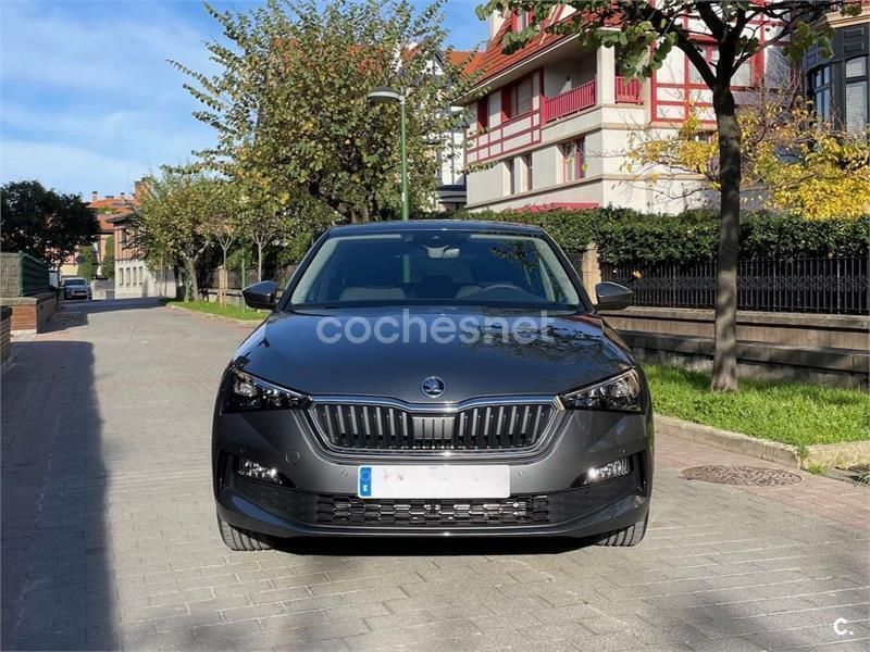 Usado Skoda Scala Style 110 CV (80 kW) 2023 Gris / plata Utilitario