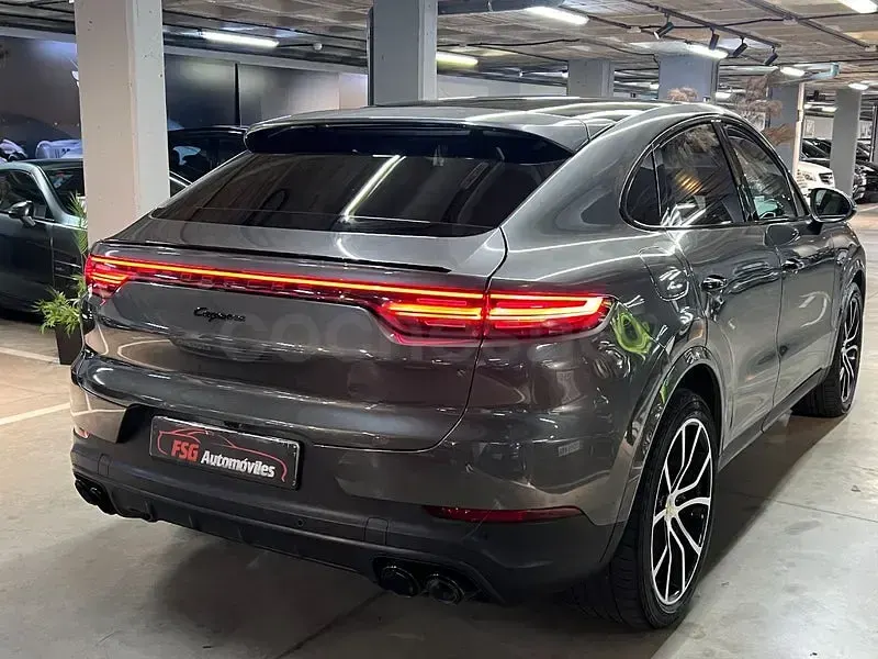 Usado Porsche Cayenne 462 CV (339 kW) 2020 Gris / plata SUV