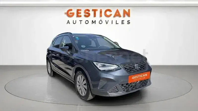 Usado Seat Arona Style 110 CV (80 kW) 2023 Gris / plata SUV