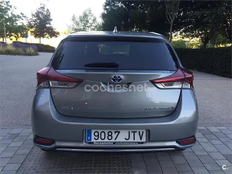 Usado Toyota Auris Hybrid 136 CV (100 kW) 2016 Gris / plata Berlina