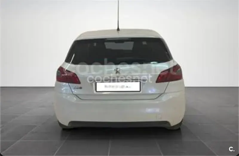 Usado Peugeot 308 Allure 100 CV (73 kW) 2019 Blanco Berlina