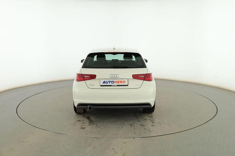 Usado Audi A3 Attraction 110 CV (80 kW) 2015 Blanco Berlina