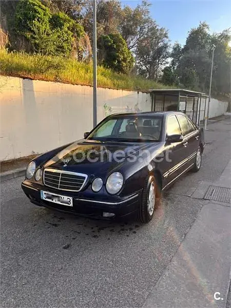 Usado Mercedes E240 Elegance 170 CV (125 kW) 2001 Azul Berlina