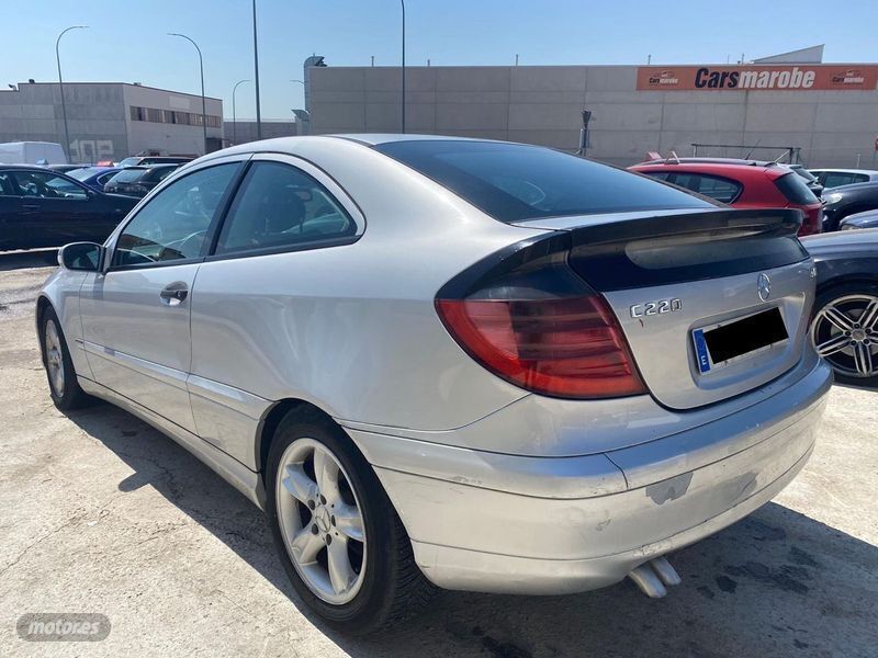 Usado Mercedes C220 150 CV (110 kW) 2004 Gris Berlina