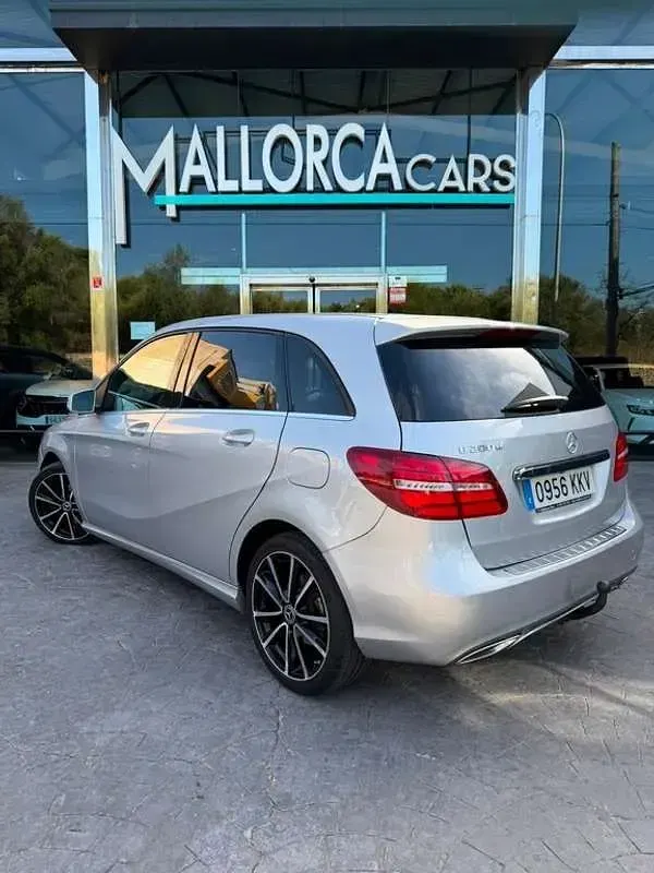 Usado Mercedes B200 140 CV (102 kW) 2018 Gris Utilitario