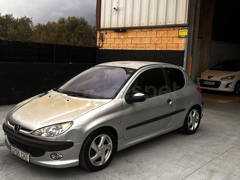 Usado Peugeot 206 110 CV (80 kW) 2002 Gris / plata Berlina