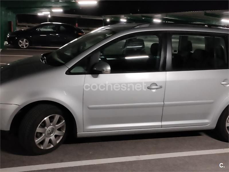 Usado VW Touran Trendline 136 CV (100 kW) 2004 Gris / plata Monovolumen