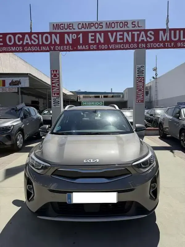 Usado Kia Stonic 120 CV (88 kW) 2023 Gris SUV