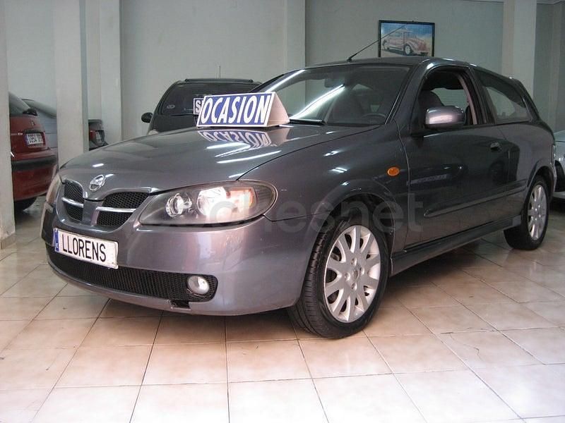 Usado Nissan Almera Tekna 98 CV (72 kW) 2004 Gris / plata Berlina
