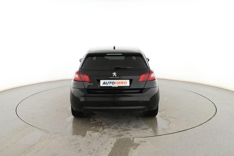 Usado Peugeot 308 Allure 125 CV (91 kW) 2014 Negro Berlina