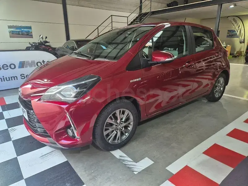 Usado Toyota Yaris Hybrid Active 100 CV (73 kW) 2018 Granate Berlina