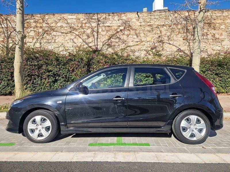Usado Hyundai i30 Classic 109 CV (80 kW) 2011 Negro Berlina