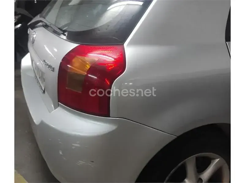 Usado Toyota Corolla Luna 110 CV (80 kW) 2003 Gris / plata Berlina