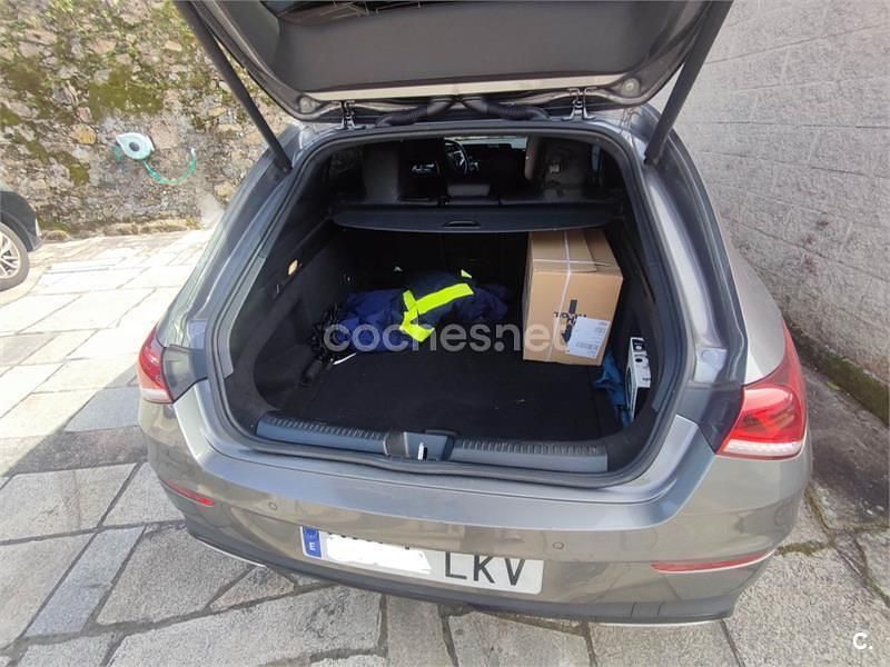Usado Mercedes CLA200 Shooting Brake 150 CV (110 kW) 2020 Gris / plata Familiar
