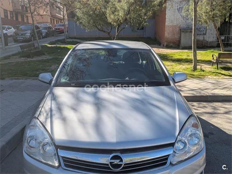 Begagnad Opel Astra Enjoy 100 HK (73 kW) 2009 Grå Sedan