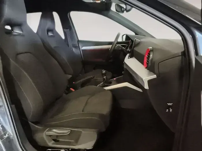 Usado Seat Arona FR 115 CV (84 kW) 2025 Gris SUV