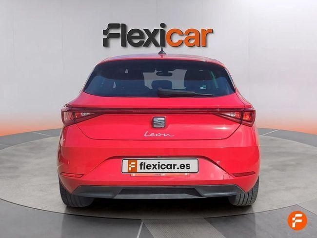 Usado Seat Leon Style 110 CV (80 kW) 2022 Rojo Familiar