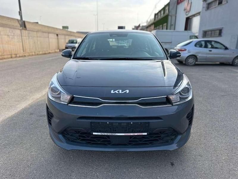 Usado Kia Rio 84 CV (61 kW) 2022 Gris Utilitario