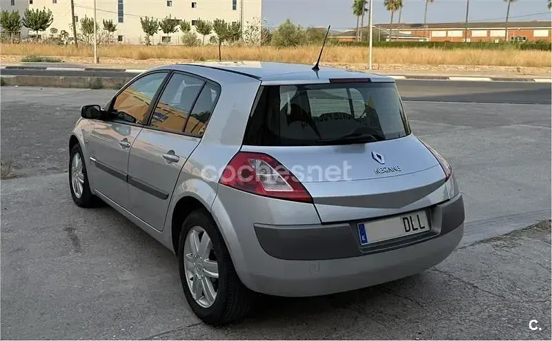 Usado Renault Mégane II Dynamique 105 CV (77 kW) 2006 Gris / plata Berlina