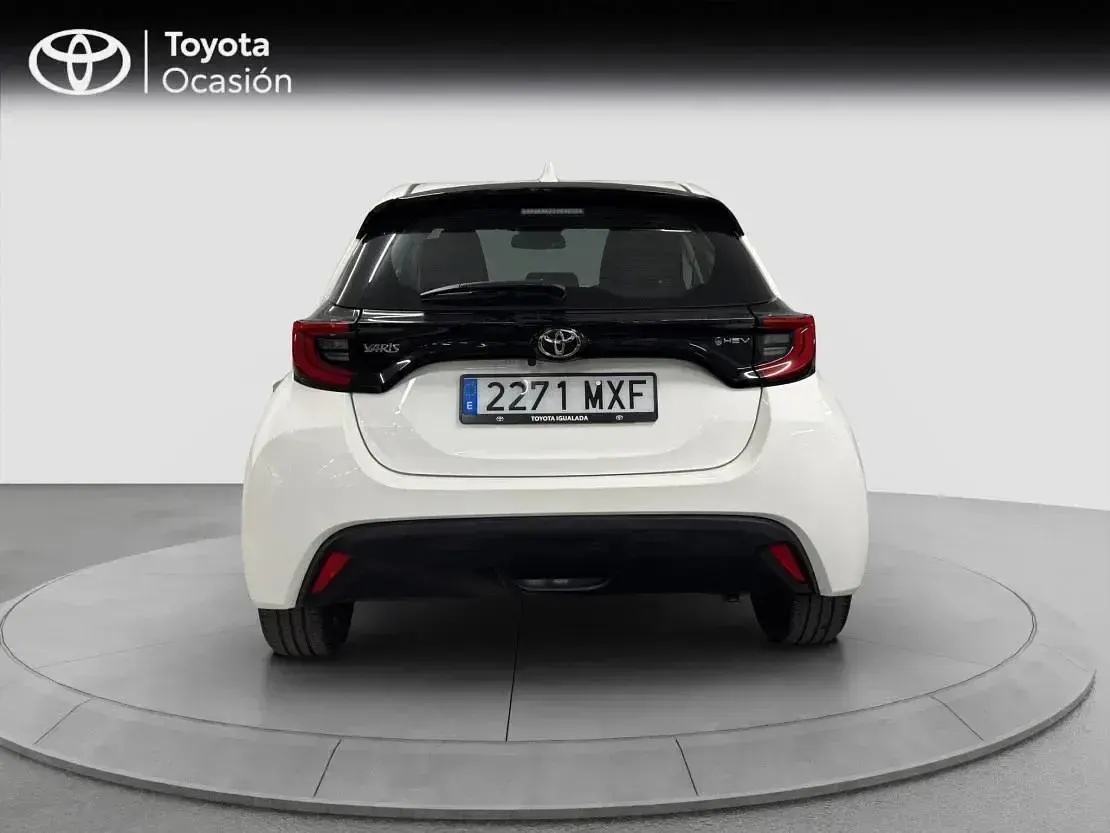 Usado Toyota Yaris Hybrid Active 116 CV (85 kW) 2024 Blanco classic Berlina