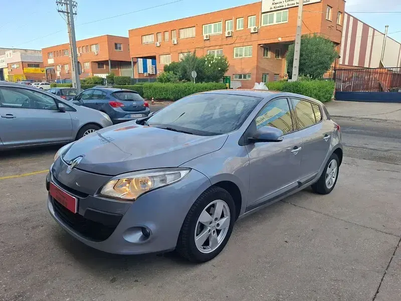Usado Renault Mégane III Dynamique 110 CV (80 kW) 2010 Gris / plata Berlina