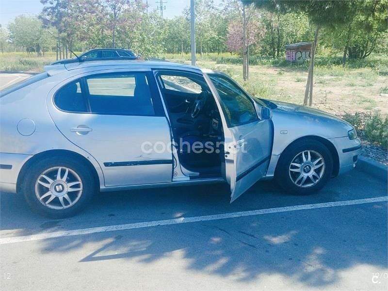 Usado Seat Leon Stella 90 CV (66 kW) 2003 Gris / plata Utilitario