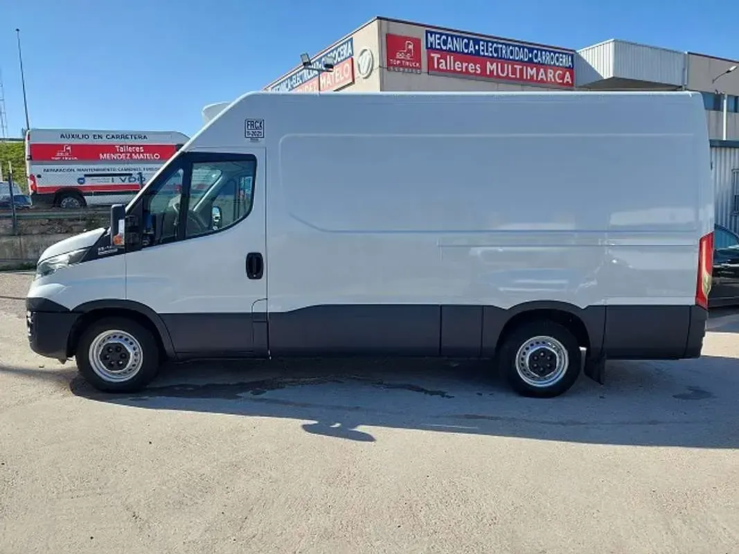 Usado Iveco Daily 136 CV (100 kW) 2019 Blanco Van