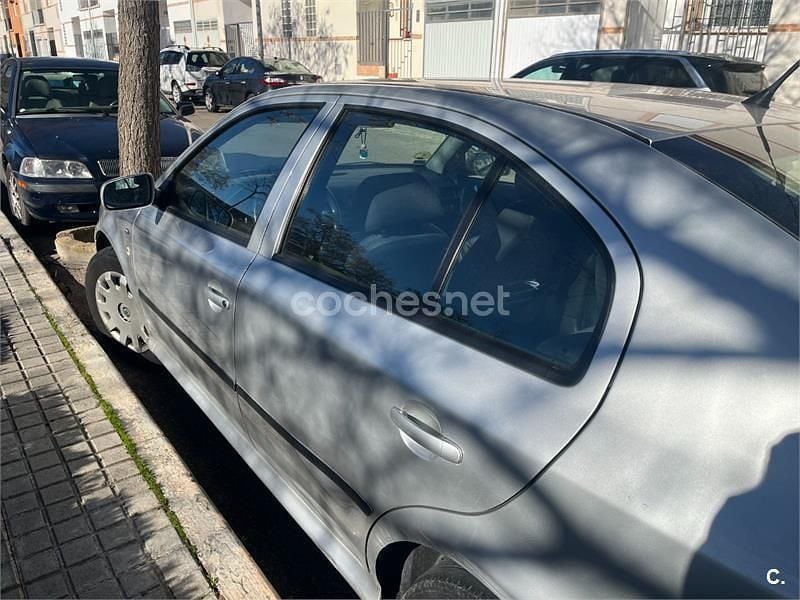 Usado Skoda Octavia Ambiente 102 CV (75 kW) 2002 Gris / plata Berlina