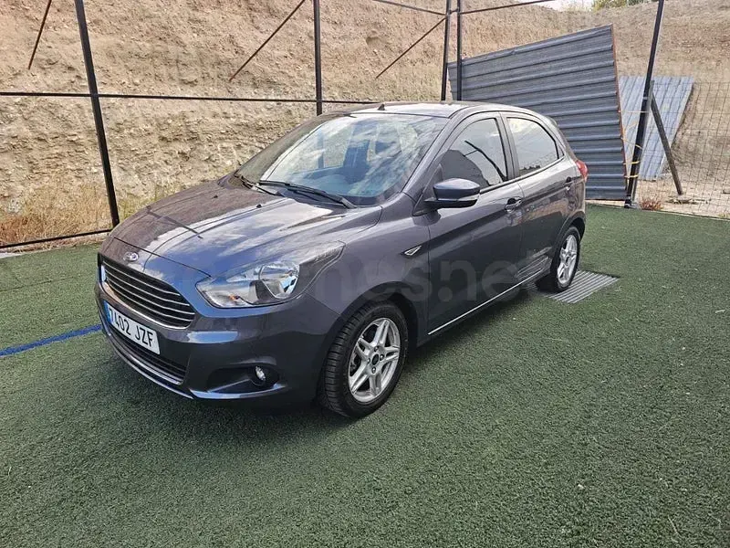 Usado Ford Ka Plus 70 CV (51 kW) 2017 Gris / plata Utilitario