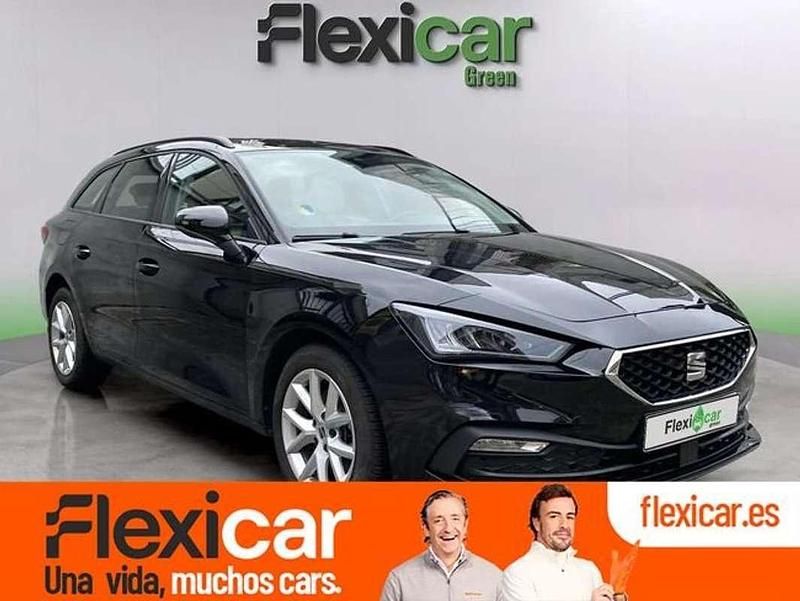 Usado Seat Leon Style 110 CV (80 kW) 2022 Negro Familiar