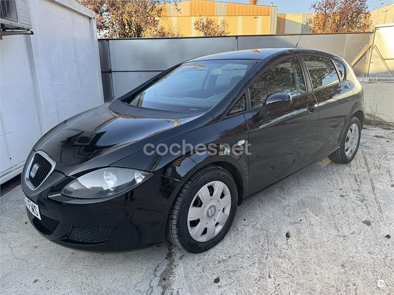 Usado Seat Leon Stylance 105 CV (77 kW) 2007 Negro Utilitario