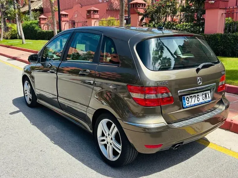 Usado Mercedes B180 109 CV (80 kW) 2010 Marrón Monovolumen