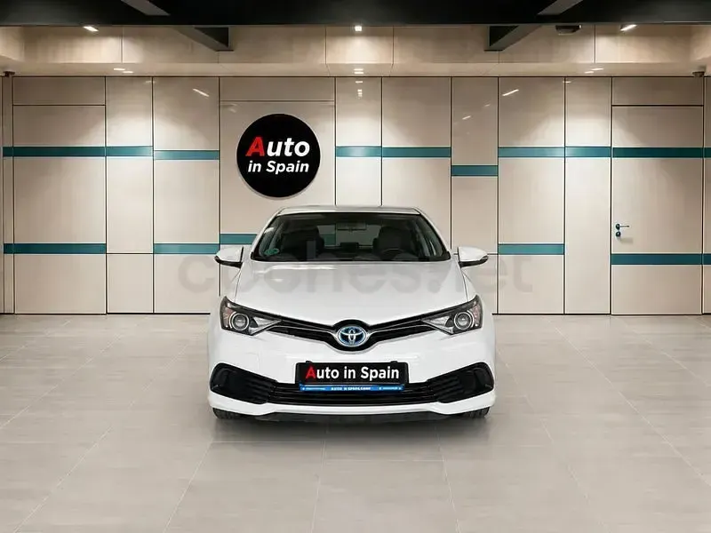 Usado Toyota Auris Hybrid Advance 136 CV (100 kW) 2016 Blanco Berlina