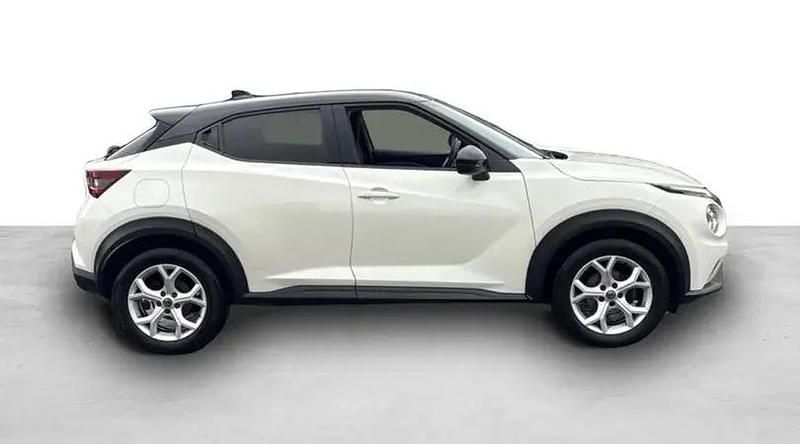 Usado Nissan Juke N-Connecta 114 CV (83 kW) 2022 Lunar white (metalizado) techo SUV