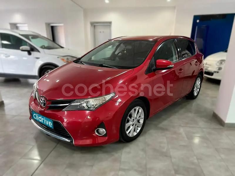 Usado Toyota Auris Active 124 CV (91 kW) 2014 Rojo Berlina