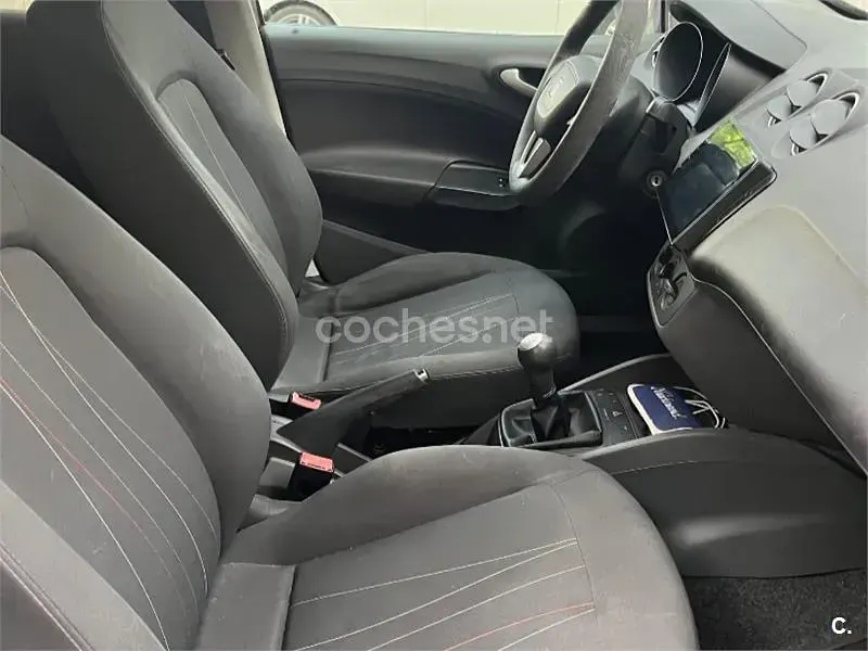 Usado Seat Ibiza Reference 90 CV (66 kW) 2012 Blanco Berlina