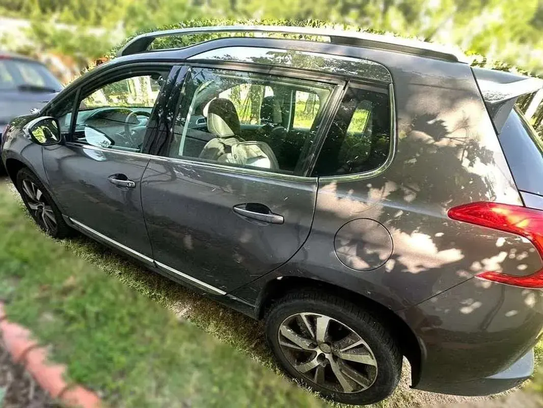 Usado Peugeot 2008 Allure 120 CV (88 kW) 2015 Gris SUV