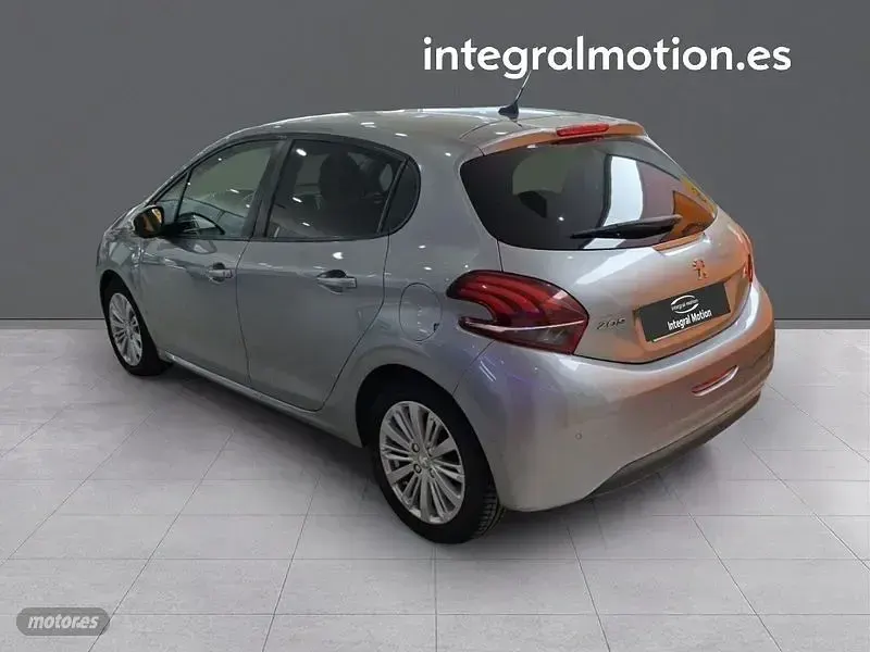 Usado Peugeot 208 Signature Sky 82 CV (60 kW) 2019 Gris Utilitario