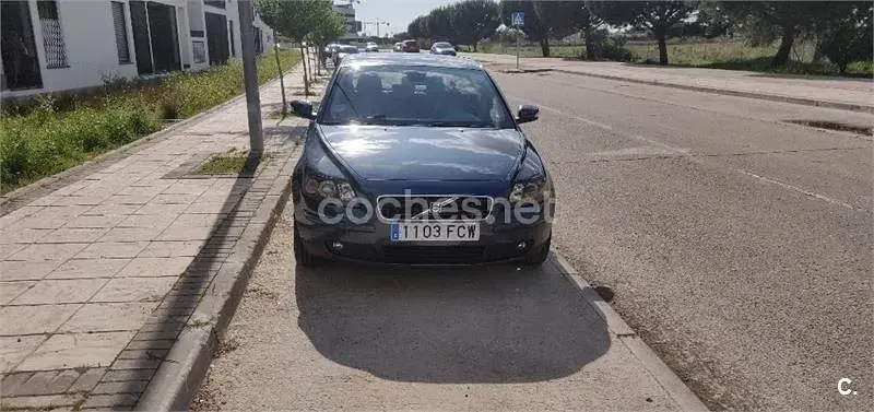 Usado Volvo S40 Momentum 136 CV (100 kW) 2006 Azul Berlina