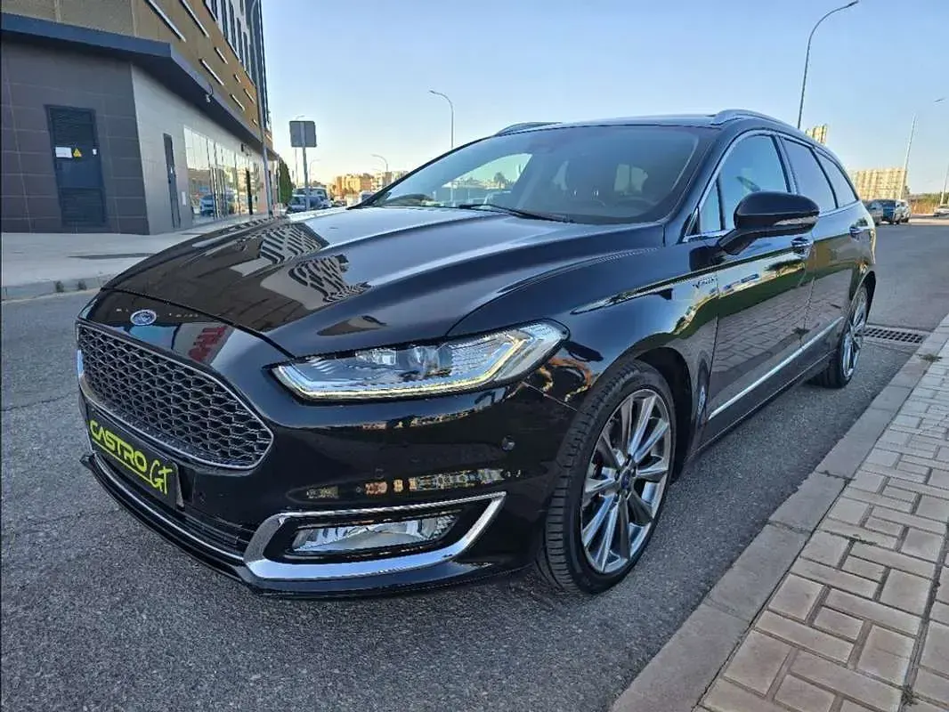 Usado Ford Mondeo Vignale 241 CV (177 kW) 2015 Negro Familiar