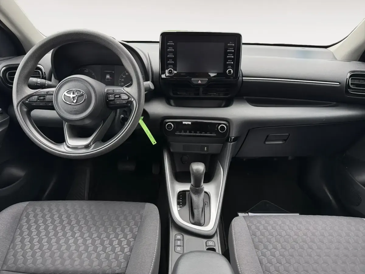 Usado Toyota Yaris Hybrid Active 120 CV (88 kW) 2022 Gris/plata