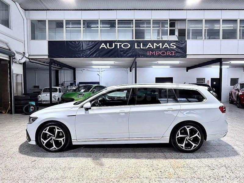 Usado VW Passat R-line 200 CV (147 kW) 2022 Blanco Familiar