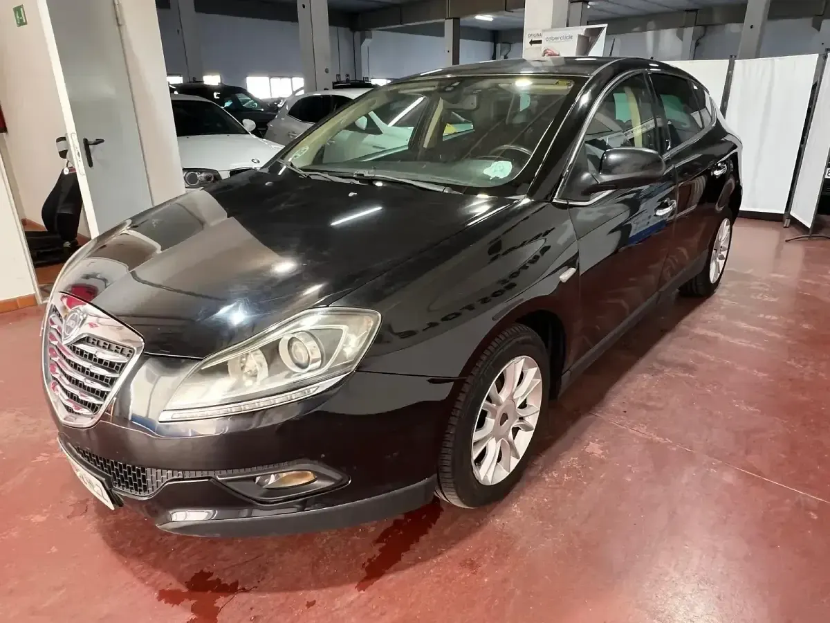 Usado Lancia Delta 105 CV (77 kW) 2012 Negro Utilitario