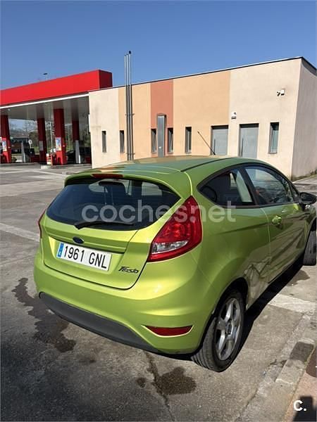 Usado Ford Fiesta Ambiente 60 CV (44 kW) 2008 Verde Utilitario