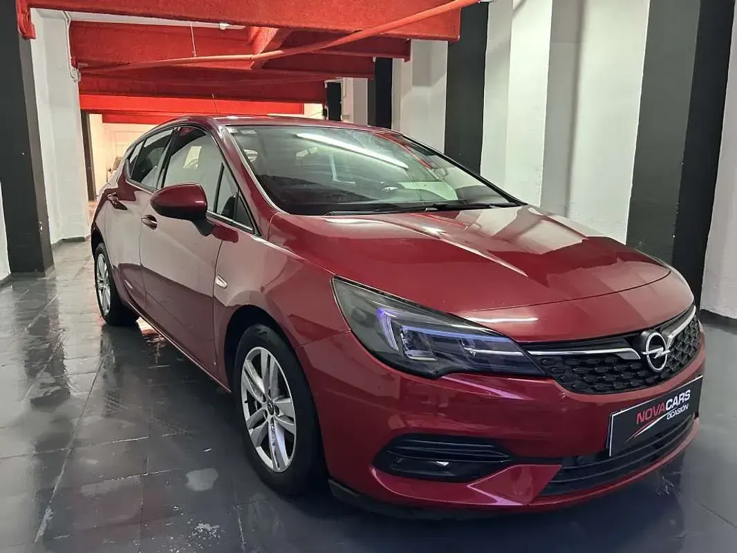 Usado Opel Astra GS Line 122 CV (89 kW) 2020 Rojo Utilitario