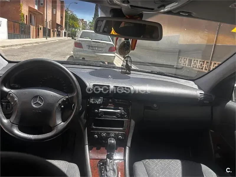 Usado Mercedes C220 Elegance 143 CV (105 kW) 2002 Gris / plata Berlina
