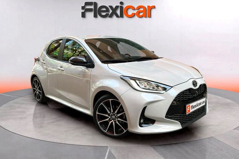 Gris Usado 2023 Toyota Yaris Hybrid Sport Berlina | 21.390 € (Un poco caro) - Imagen 1/4