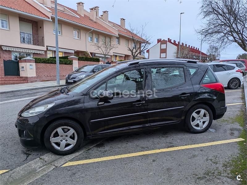 Usado Peugeot 207 Active 95 CV (69 kW) 2011 Negro Familiar