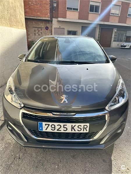 Usado Peugeot 208 Signature Sky 82 CV (60 kW) 2018 Gris / plata Utilitario